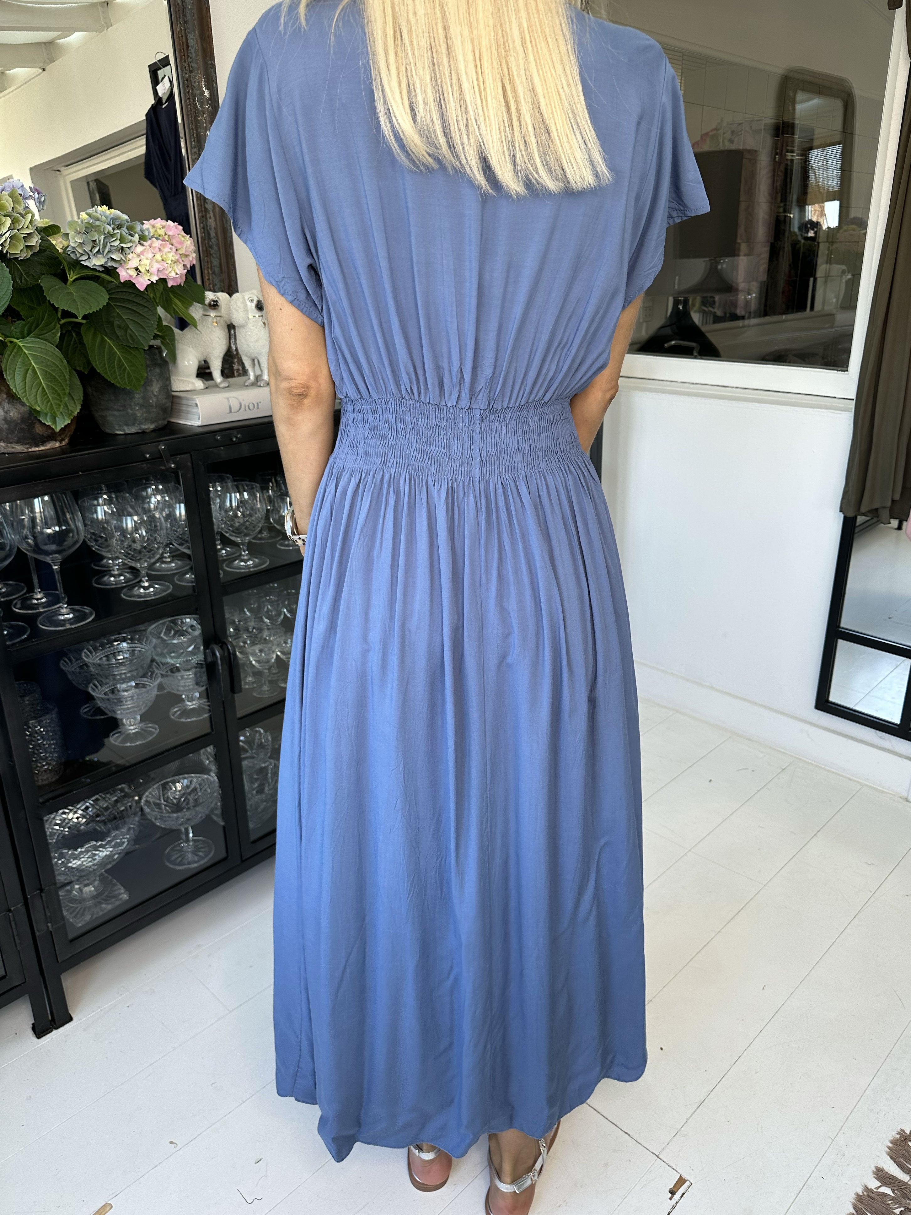 Misha - Söt lång enkel klänning i viskos med smock